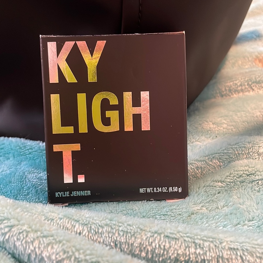 Kylie Kylighter pressed illuminating powder in Ice Me Out